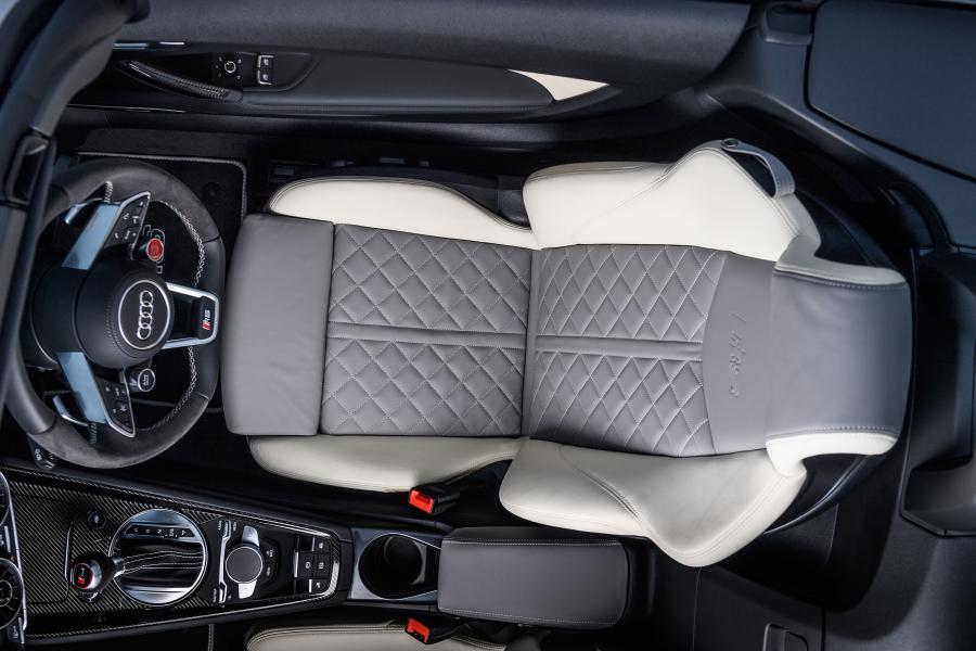 Интерьер Audi TT RS Roadster (8S) 2016 года  (UK) (фото 8 из 40)